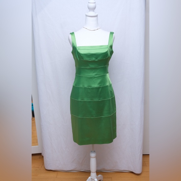 Jax Green Sleeveless Dress - Picture 2 of 7